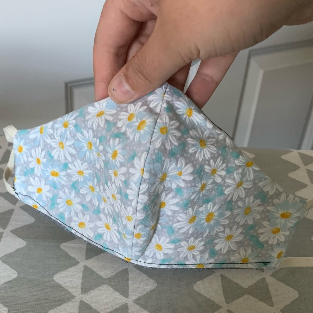 TWO Fitted face mask with wire and elastic